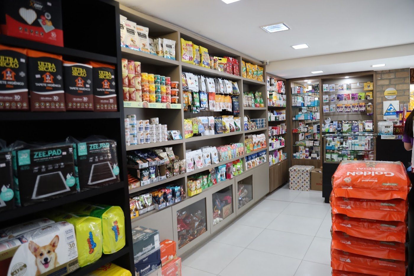 Interior da Boutique Pet Arara com prateleiras de produtos